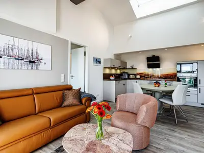 Wohn/Essbereich: Sofa, Sitzbereich, Essbereich, TV, Zugang zum Balkon