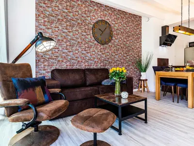 Wohnzimmer: Schlafcouch (140x200), Relax-Sessel, Smart-TV, Ausgang zur Terrasse (Seeseite)