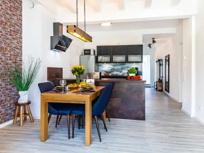 Wohnzimmer: Schlafcouch (140x200), Relax-Sessel, Smart-TV, Ausgang zur Terrasse (Seeseite)