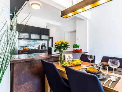 Wohnzimmer: Schlafcouch (140x200), Relax-Sessel, Smart-TV, Ausgang zur Terrasse (Seeseite)