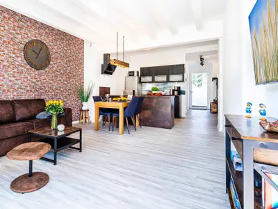 Wohnzimmer: Schlafcouch (140x200), Relax-Sessel, Smart-TV, Ausgang zur Terrasse (Seeseite)