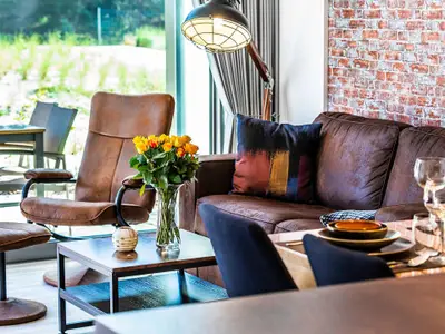 Wohnzimmer: Schlafcouch (140x200), Relax-Sessel, Smart-TV, Ausgang zur Terrasse (Seeseite)