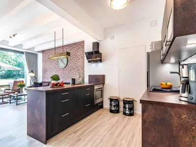 Küche: offene Küche, Kühlschrank, Backofen, Spülmaschine, Geschirr/Besteck, Kochutensilien, Toaster, Mikrowelle, Filterk