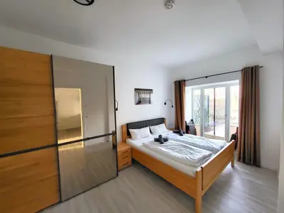 Schlafzimmer 1: Doppelbett (180x200), Kleiderschrank, Smart-TV, Zugang Terrasse