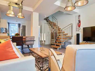 Wohn/Essbereich: Sofa, TV, Teufel-Soundanlage ( Achtung: Internetfernseher, nur mit der Zattoo App möglich, kein Kabel -