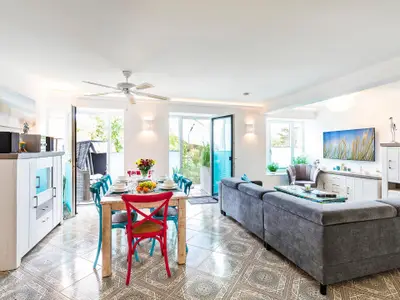 Wohn/Essbereich: Sofa, Sitzbereich, Essbereich, TV, Zugang zum Balkon