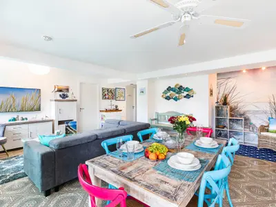 Wohn/Essbereich: Sofa, Sitzbereich, Essbereich, TV, Zugang zum Balkon