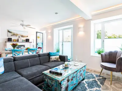 Wohn/Essbereich: Sofa, Sitzbereich, Essbereich, TV, Zugang zum Balkon