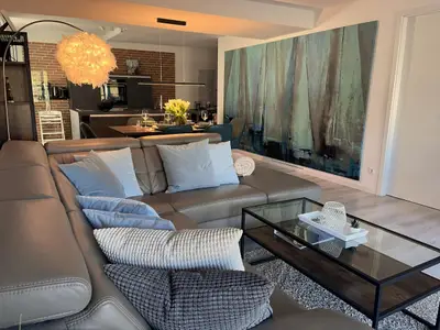 Wohn/Essbereich: Sofa, TV, Zugang zum Balkon