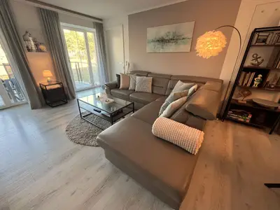 Wohn/Essbereich: Sofa, TV, Zugang zum Balkon