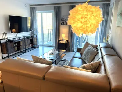 Wohn/Essbereich: Sofa, TV, Zugang zum Balkon