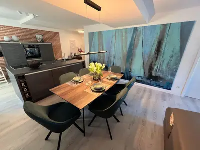 Wohn/Essbereich: Sofa, TV, Zugang zum Balkon