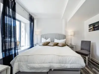 Schlafzimmer 1: Doppelbett (180x200), TV