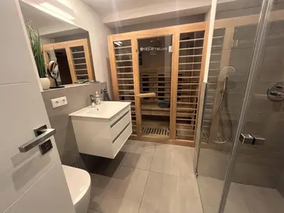 Badezimmer 1: Dusche, Infrarotsauna