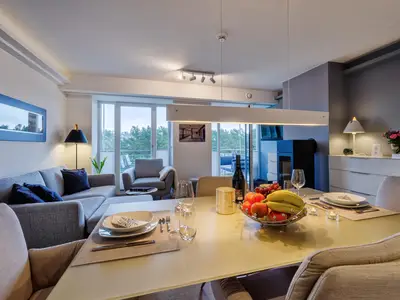 Wohn-/Essbereich: Sofa, TV (Magenta-TV, Netflix-fähig), Bluetooth-Soundbar, Echtholz-Kaminofen (Kaminholz ist nicht im L