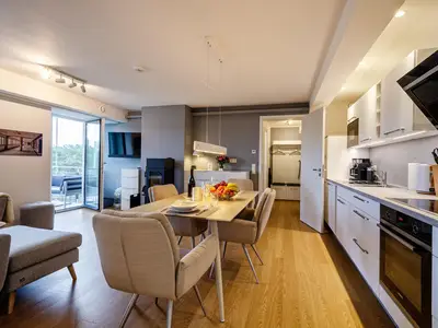 Wohn-/Essbereich: Sofa, TV (Magenta-TV, Netflix-fähig), Bluetooth-Soundbar, Echtholz-Kaminofen (Kaminholz ist nicht im L