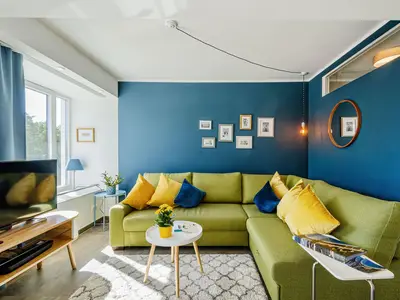 Wohn/Essbereich: Schlafsofa, Sitzbereich, Essbereich, TV, Zugang zum Balkon