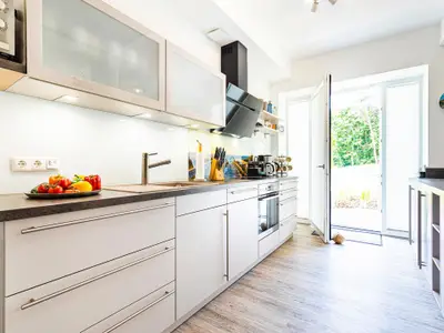 Separate Küche: Filter-Kaffeemaschine, Kapsel-Kaffeemaschine (DeLonghi Nespresso)