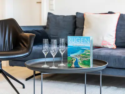 Wohn/Essbereich: Sofa, Sessel, TV, Zugang zum Balkon