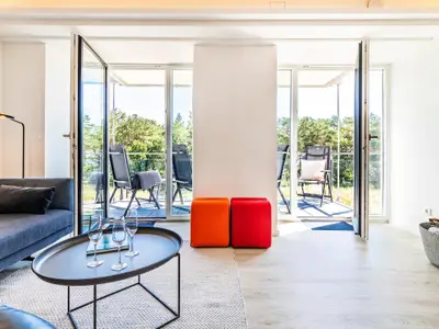 Wohn/Essbereich: Sofa, Sessel, TV, Zugang zum Balkon