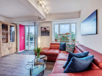 Wohn/Essbereich: Couch und Sessel, TV, Zugang zum Balkon