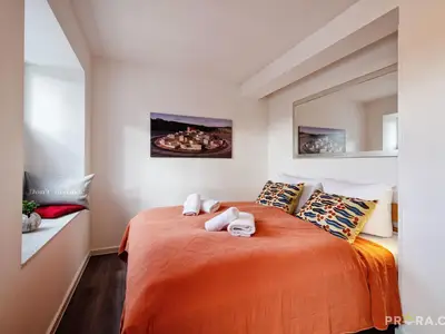 Schlafzimmer 2: Doppelbett (180x200), TV