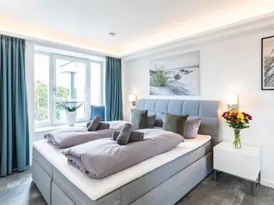 Schlafzimmer 1: Doppelbett (180x200), TV, Insektenschutz