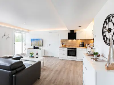 Wohn/Essbereich: Schlafcouch für 2 Personen, TV, Zugang zum Balkon