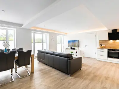 Wohn/Essbereich: Schlafcouch für 2 Personen, TV, Zugang zum Balkon