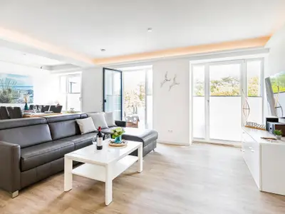 Wohn/Essbereich: Schlafcouch für 2 Personen, TV, Zugang zum Balkon