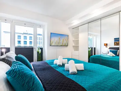 Schlafzimmer 1: Doppelbett (180x200), TV, Insektenschutz