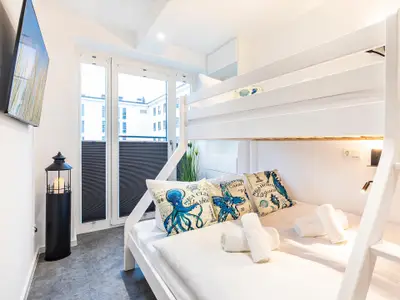 Schlafzimmer 2: Doppeletagenbett (oben 90 x200, unten 140x200), TV