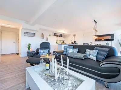 Wohn/Essbereich: Sofa, Sitzbereich, Essbereich, TV, Elektrokamin, Zugang zum Balkon