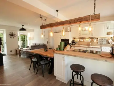 Wohn- und Essbereich verfügt über eine bequeme Schlafcouch (120x180), einen weiteren Smart-TV