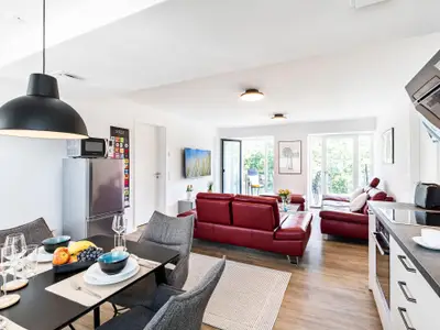 Wohnzimmer: 2 Sofa, TV, Zugang zum Balkon