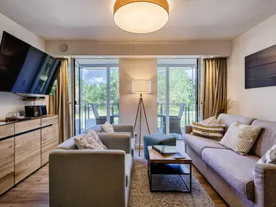 Wohnzimmer: Schlafcouch für 2 Pers., Smart-TV 55 Zoll, Essbereich, Zugang zum Balkon