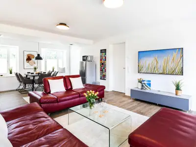 Wohnzimmer: 2 Sofa, TV, Zugang zum Balkon