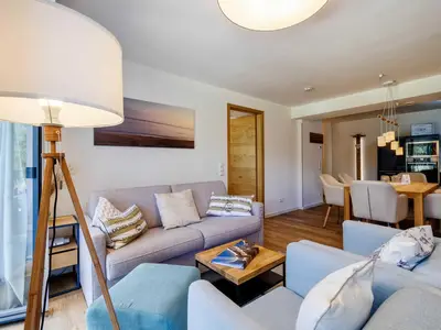 Wohnzimmer: Schlafcouch für 2 Pers., Smart-TV 55 Zoll, Essbereich, Zugang zum Balkon