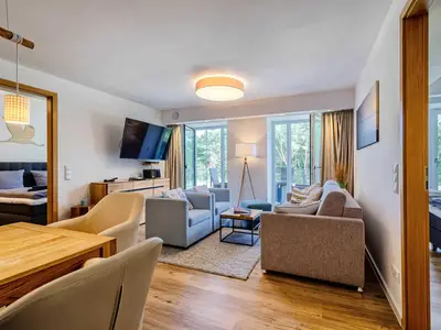 Wohnzimmer: Schlafcouch für 2 Pers., Smart-TV 55 Zoll, Essbereich, Zugang zum Balkon