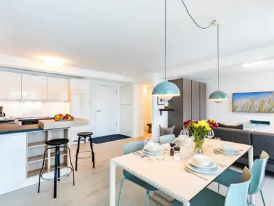 Wohnzimmer: Schlafsofa, TV, Zugang zum Balkon