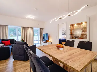 Wohnzimmer: Schlafsofa, TV (Netflix mit eigenen Zugangsdaten möglich),Zugang zur Terrasse