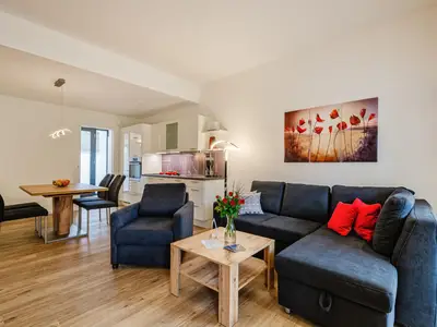 Wohnzimmer: Schlafsofa, TV (Netflix mit eigenen Zugangsdaten möglich),Zugang zur Terrasse