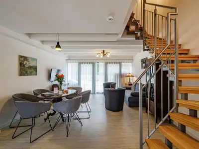 Wohnzimmer: Sofa, TV, Zugang zur Terrasse