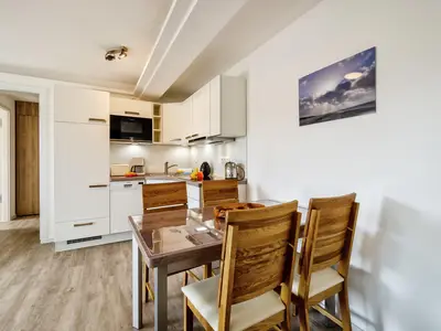 Wohnzimmer: Schlafsofa, TV, Zugang zum Balkon