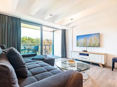 Wohn-/Essbereich: Schlafsofa, TV, Insektenschutz, Zugang zum Balkon mit Tisch und 4 Stühlen