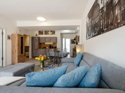 Wohnzimmer: Schlafsofa und Sessel, TV, Essbereich, Zugang zur Terrasse