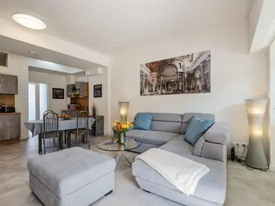 Wohnzimmer: Schlafsofa und Sessel, TV, Essbereich, Zugang zur Terrasse