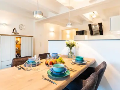 Wohn-/Essbereich: Schlafsofa, TV, Insektenschutz, Zugang zum Balkon mit Tisch und 4 Stühlen