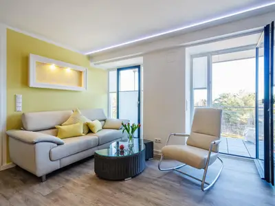 Wohnzimmer: Schlafsofa, TV, Essbereich, Zugang zum Balkon