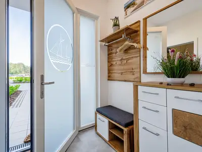 Wohnzimmer: Schlafsofa und Sessel, TV, Essbereich, Zugang zur Terrasse